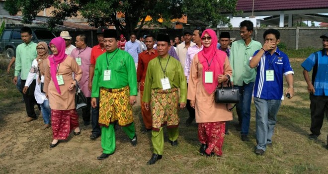 Pasangan Hamdi-Harmain mendaftar ke KPUD Tebo.