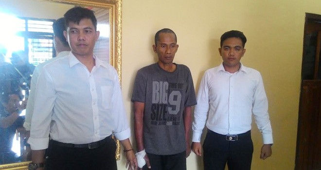 Amiruddin tersangka yang tengah diamankan pihak Kepolisian.