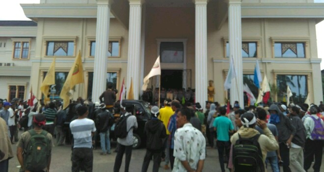 Akis demo di depan kantor DPRD Provinsi Jambi.