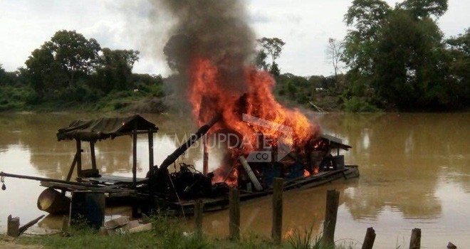 Satu mesin dompeng yang dibakar.