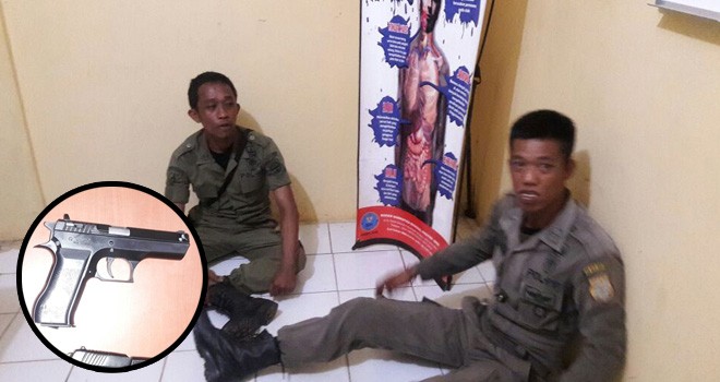 2 Pria yang menggunakan seragam Pol PP yang diamankan Polsek Sabak Barat dan BNNK Tanjabtim.