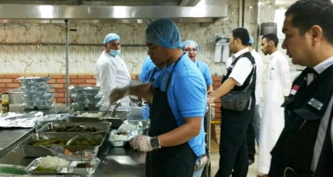 Petugas catering saat mempersiapkan makanan untuk jamaah haji di Kota Madinah.