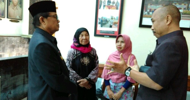 Keluarga almarhum Akbar Firdaus yang melapor ke Wagub Fachori Umar.