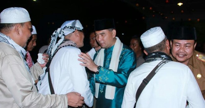 Suasana haru dan tetesan airmata tumpah saat Walikota menyambut para jamaah haji.