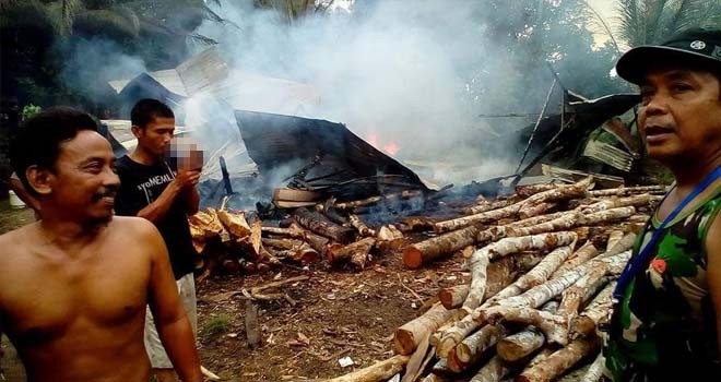 Terlihat warga yang berusaha memadamkan api agar tidak merembet ke rumah tetangga.