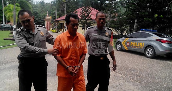 Pelaku pemerkosaan anak kandung saat digiring petugas.