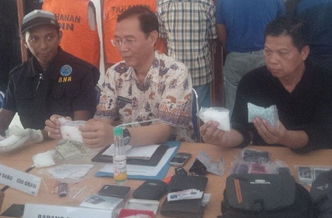 Barang bukti berupa 500 butir pil ekstasi dan setengah kilo (500 gram) sabu-sabu yang diamankan BNN