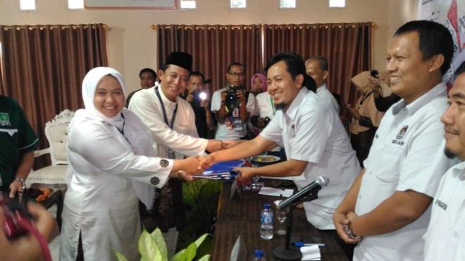 Masnah-BBS saat mendaftar di KPUD Muaro Jambi beberapa waktu lalu