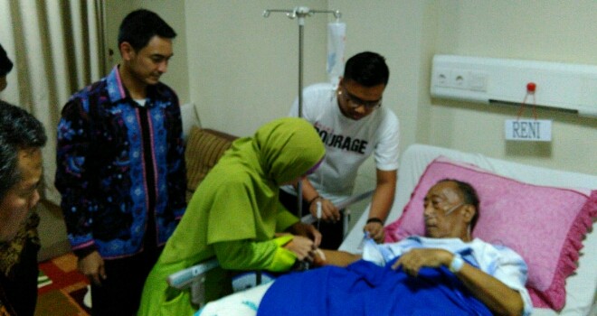 Zola kunjungi Budayawan Jambi Junaidi di RS Raden Mattaher Jambi.