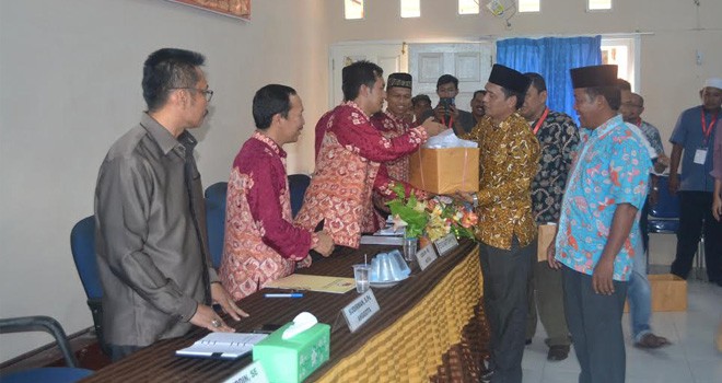 Bapaslon Pereseorangan, Abun Yani dan Suhariyanto menyerahkan syarat dukungan di KPU Muaro Jambi. Jelang penetapan calon, dokumen dukungan keduanya kembali di verifikasi.