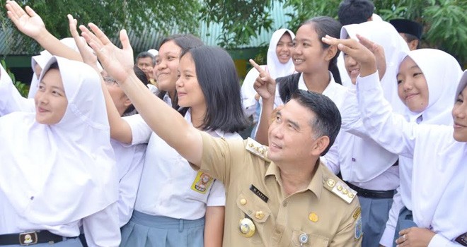 Walikota Jambi Sy Fasha selfie bersama siswa SMAN 6 Kota Jambi.