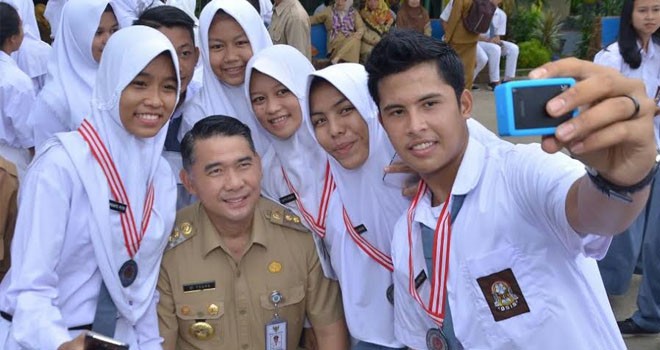 Walikota Jambi, Sy Fasha foto selfie dengan siswa SMA 6 Kota Jambi yang meraih medali di ajang PON Jabar.