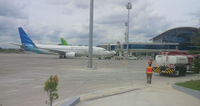Pesawat yang membawa istri Danrem tiba di Bandara Jambi.