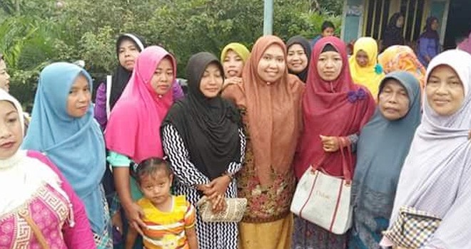 Masnah Busro menyapa masyarakat Sungai Gelam.