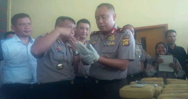 Kapolda Brigjen Pol Yazid Fanani dan Wakapolda Kombes Pol Nugoroho Aji, sebelum menggelar ekspose.