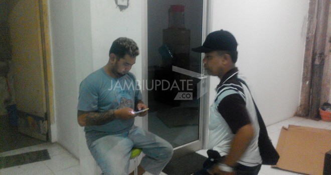 Hengky attan usai menjalani pemeriksaan.