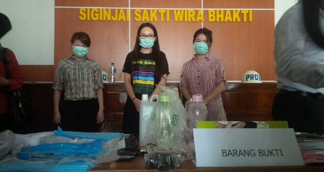 Tiga orang wanita muda yang diamankan Anggota Subdit I Direktorat Reserse Kriminal Khusus Polda Jambi di salah satu hotel mewah Jambi.