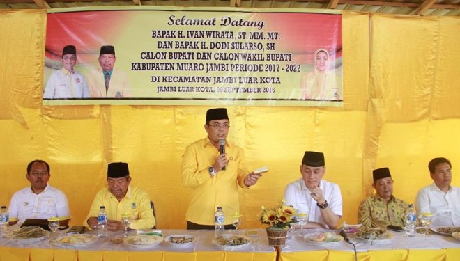 Pasangan Idola bersama Ketua DPD II Golkar Muaro Jambi H Nawawi Hamid saat sosialisasi di Kecamatan Jaluko