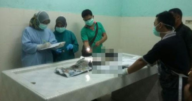 TIM medis RS Bahayngkara Dumai memeriksa jasad bayi yang ditemukan di dalam sumur warga. Foto: pekanbarumx/jpg