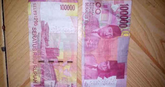 Uang palsu yang digunakan oleh Luna Maya alias Kuswiyadi untuk membeli rokok di Rokan Hilir, Riau. <i>Foto: riau Pos/JPG</i>