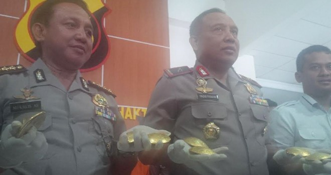 Anggota Direktorat Reserse Kriminal Khusus Polda mengamankan penampung dan penjual emas hasil PETI di Merangin.