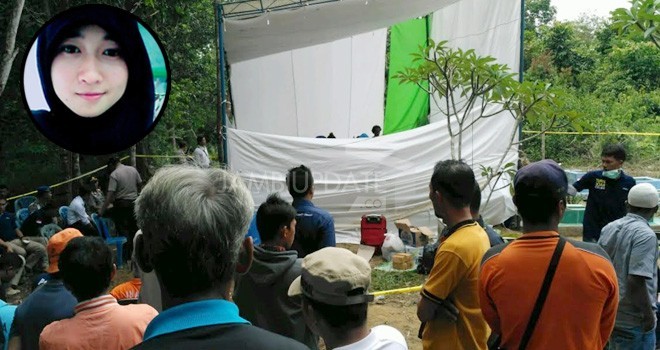 Proses pembongkaran makam Bidan Anita Leonita.