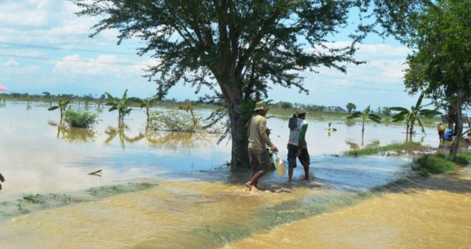 Para petani di Desa Bunder Kecamatan Widasari memantau sawahnya yang masih tenggelam akibat banjir. FOTO: ANANG SYAHRONI/ RADAR INDRAMAYU