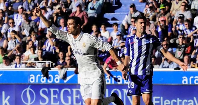 Cristiano Ronaldo mencatat hat-trick ke gawang Deportivo Alaves. (ANDER GILLENEA/AFP)