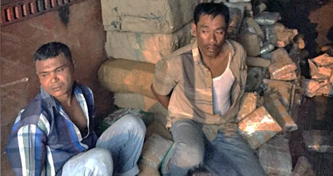 Dua orang pelaku yang ditangkap Polda Metro Jaya karena membawa ganja seberat satu ton. <i> Istimewa </i>