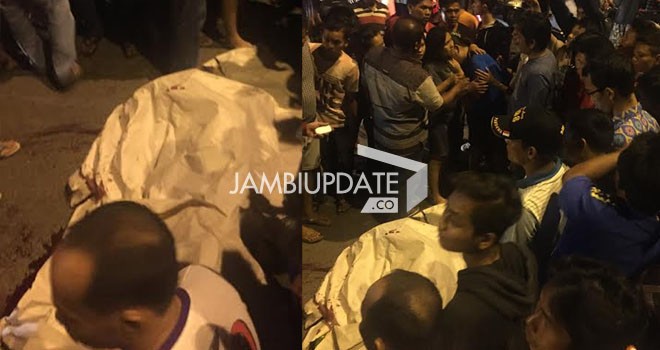 Korban tewas ditutupi dengan kain putih akibat kecelakaan yang terjadi di Simpang Rimbo, Jambi.