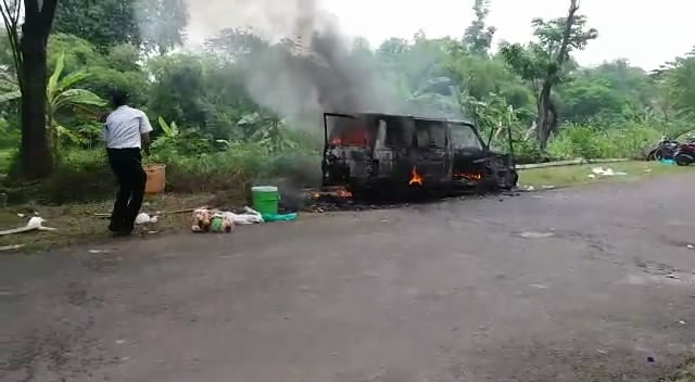 Mobil pengantar wisudawan yang meledak dan terbakar. Foto: JPG/pojokpitu