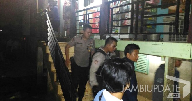 Puluhan Anggota Polresta Jambi bersenjata lengkap merazia Pulau Pandan.