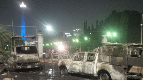 Dua kendaraan operasional Polri hangus terbakar di depan Istana Presiden, Jalan Medan Merdeka Selatan, Gambir, Jakarta Pusat, Jumat (4/11). Fathan Sinaga/JPNN.com