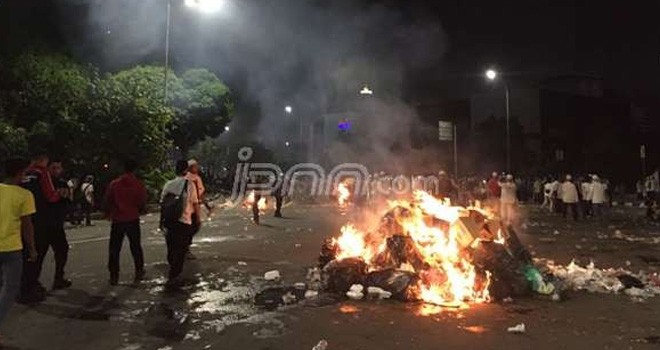 Aksi bakar-bakaran yang dilakuman massa. Foto: M. Amjad/JPNN.com