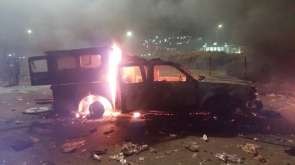 Mobil polisi dibakar massa demonstran, Jumat (4/11) malam. FOTO: Surya Kawung/JawaPos.com.