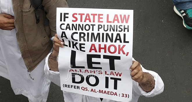 Salah satu atribut yang dibawa oleh demonstran 4/11. Foto: Ricardo/JPNN.com