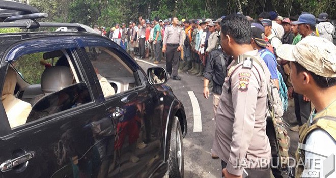 Ratusan warga Desa Renah Alai, Kecamatan Jangkat ini membawa senjata tajam.