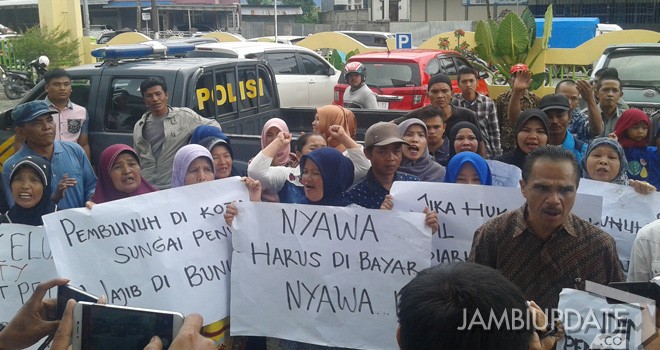 Puluhan keluarga Nety Marleni mendatangi Pengadilan Negeri Sungaipenuh.