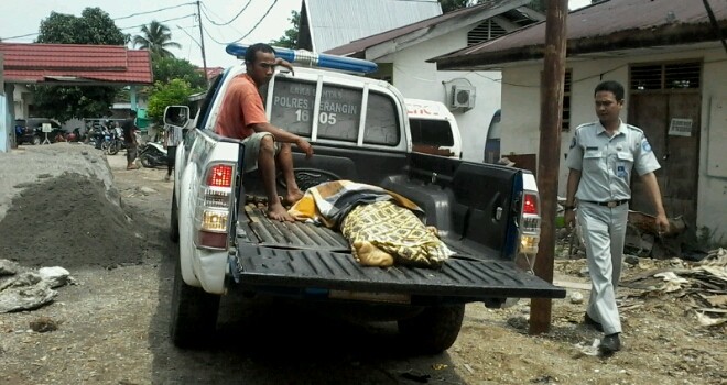 Korban saat dibawa mobil polisi ke RS Kol. Abundjani, Bangko.