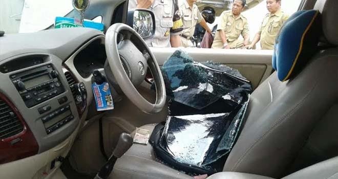 Terlihat Kaca mobil Kades pecah akibat dibobol maling di Kantor Camat Kumpeh Ulu.
