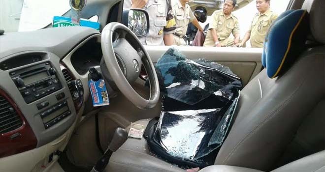 Terlihat Kaca mobil Kades pecah akibat dibobol maling di Kantor Camat Kumpeh Ulu.