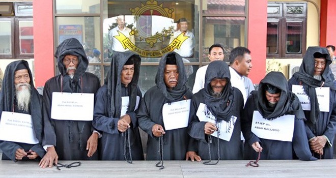 Mahaguru Dimas Kanjeng: dari kiri, Abdul Karim alias abah Sulaiman Agung, Ratim alias abah Abdul Rahman, Sadli, Mujan alias abah Nogo Sostri, Biwa Sutarno alias abah Karno, Atjep alias abah Kalijogo, dan Marno Sumarno alias abah Cholil, saat gelar media di halaman ditreskrimum Polda Jawa Timur. (7/11). Foto: Dika Kawengian/Jawa Pos