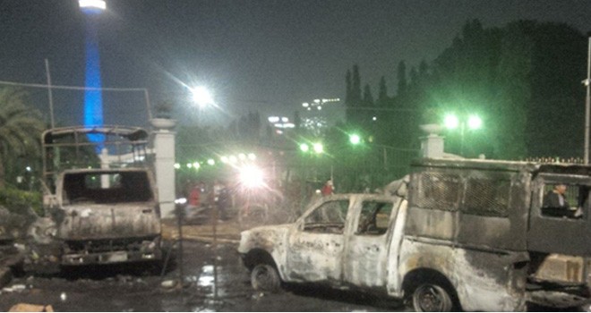 Dua mobil terbakar usai Demo 4/11. Foto: Fathan Sinaga/JPNN.com