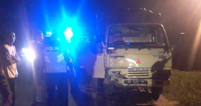 Terlihat aparat kepolisian sudah berada di lokasi kecelakaan.