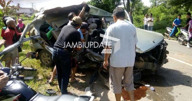 Terlihat sebuah mobil avanza ringsek akibat tabrakan.