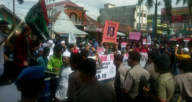 Aksi demo tangkap ahok didepan Mapolda Jambi
