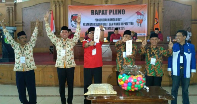 Dua pasangan calon di Pilkada Tebo
