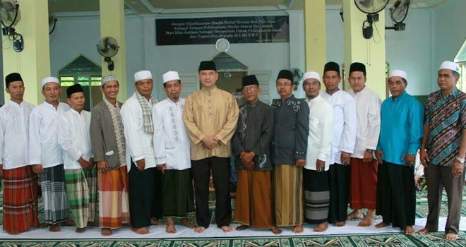 Walikota Jambi H. Syarif Fasha foto bersama Pengurus Masjid Baitul Makmur.