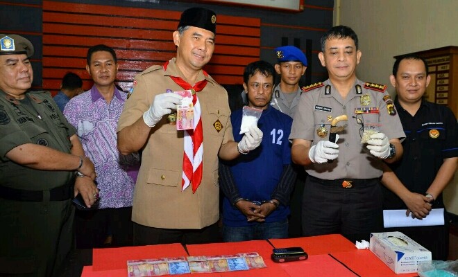 Walikota Jambi, SY Fasha saat memperlihatkan barang bukti penangkapan narkoba yang dilakukan Satpol pp beberapa waktu lalu.