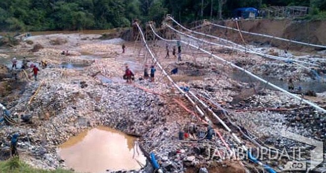 Aktivitas Penambangan Emas Tanpas Izin (PETI).